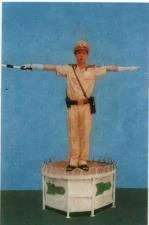 Hình minh họa câu 36: Khi gặp hiệu lệnh điều khiển của Cảnh sát giao thông như hình dưới đây thì người tham gia…
