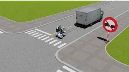 Hình minh họa câu 510: Xe tải kéo xe mô tô ba bánh như hình này có đúng quy tắc giao thông không?