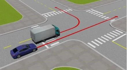 Hình minh họa câu 530: Xe con vượt xe tải như trường hợp này có đúng không?